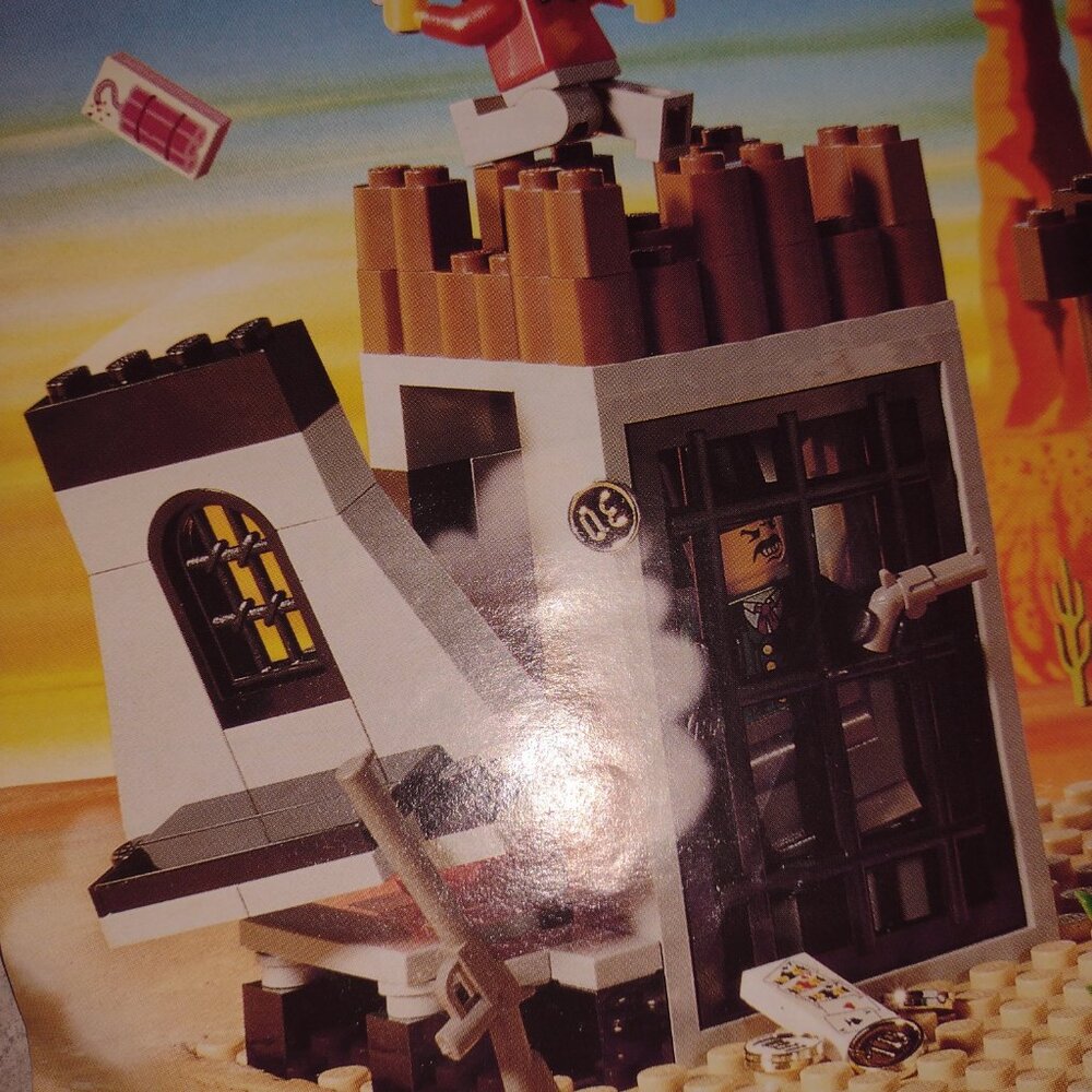 Like new Lego Sheriff's Lock Up Prison w Exploding Jail Cell, retired w orig box - Picture 2 of 15